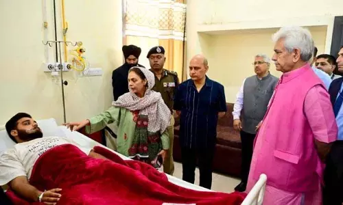 LG ने GMC का दौरा कर कठुआ में घायल पुलिसकर्मियों के स्वास्थ्य की जानकारी ली