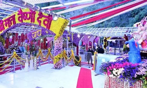 Jammu: चैत्र नवरात्रि शुरू होते ही माता वैष्णो देवी मंदिर में हजारों तीर्थयात्री उमड़ पड़े