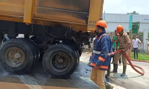 Kerala: चलती ट्रेलर के टायर में आग लग गई