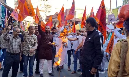 Jammu: राजपूत सभा कार्यकर्ताओं ने पाकिस्तान को मुंहतोड़ जवाब देने के लिए किया प्रदर्शन Jammu: राजपूत सभा कार्यकर्ताओं ने पाकिस्तान को मुंहतोड़ जवाब देने के लिए किया प्रदर्शन