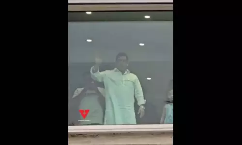 सलमान खान ईद के अवसर पर बालकनी से अपने फैंस का अभिवादन करते दिखे, VIDEO