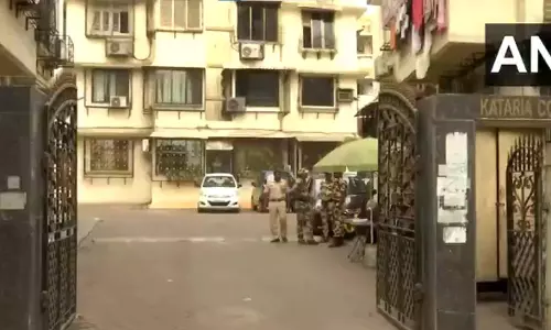 कॉमेडियन कुणाल कामरा के घर पहुंची मुंबई पुलिस, देखें VIDEO...