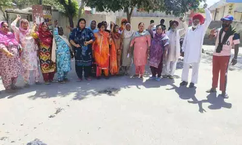 Mid-day मील वर्कर्स यूनियन ने वेतन वृद्धि की मांग को लेकर किया प्रदर्शन