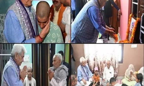 J-K उपराज्यपाल सिन्हा ने कठुआ में मुठभेड़ के दौरान शहीद हुए सुरक्षाकर्मियों के परिवारों से मुलाकात की