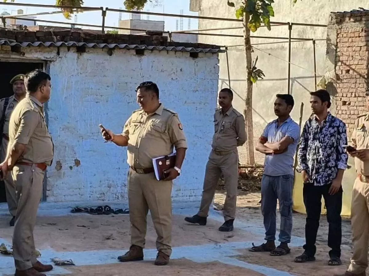 पति का गला रेतकर मोहल्ले में चिल्लाने लगी महिला, बदमाशों के अटैक की झूठी कहानी गढ़ी पति का गला रेतकर मोहल्ले में चिल्लाने लगी महिला, बदमाशों के अटैक की झूठी कहानी गढ़ी