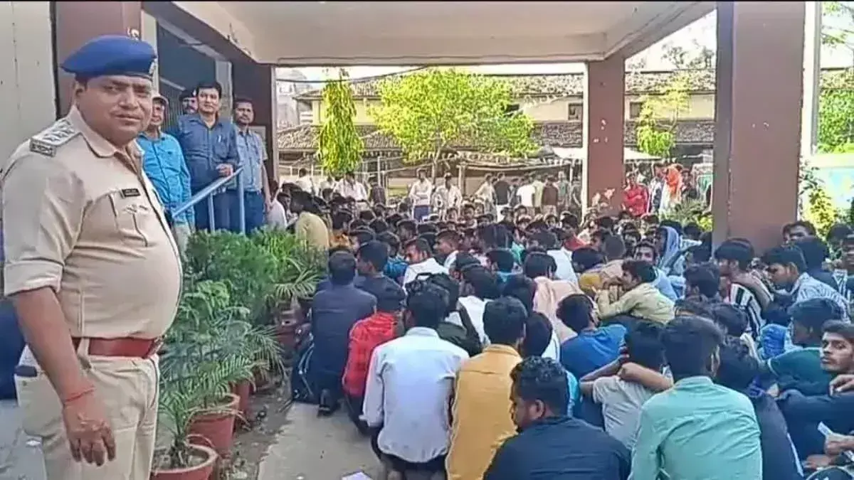 Patna: ट्रेनिंग के नाम पर 400 लोगो को बंधक बनाया Patna: ट्रेनिंग के नाम पर 400 लोगो को बंधक बनाया