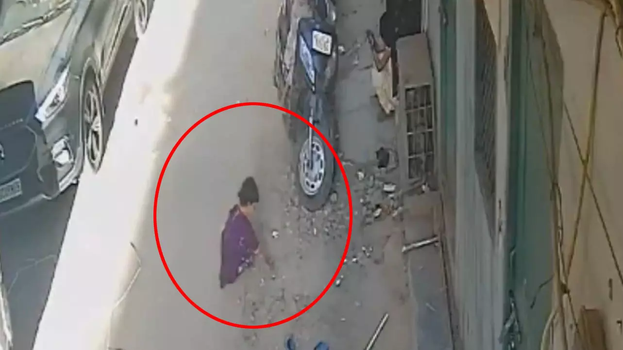 बच्ची की मौत का LIVE वीडियो, कैमरे में दिखा खौफनाक मंजर बच्ची की मौत का LIVE वीडियो, कैमरे में दिखा खौफनाक मंजर