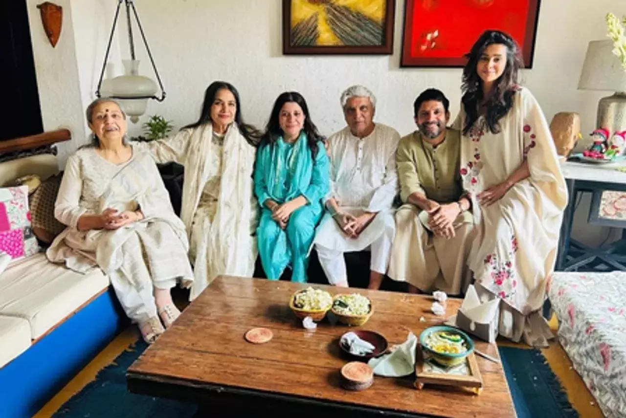 शबाना आज़मी और जावेद अख्तर ने फैमिली फोटो के साथ दी ईद की शुभकामनाएं शबाना आज़मी और जावेद अख्तर ने फैमिली फोटो के साथ दी ईद की शुभकामनाएं