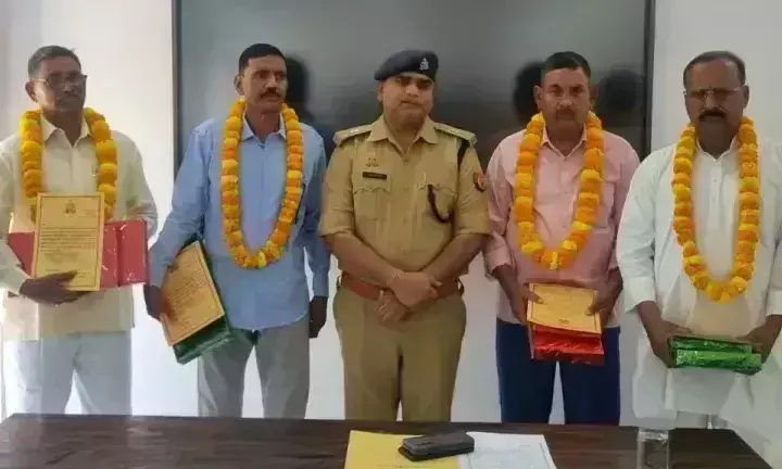Sant Kabir Nagar: सेवानिवृत्त हुए 4 पुलिसकर्मियों की ससम्मान विदाई Sant Kabir Nagar: सेवानिवृत्त हुए 4 पुलिसकर्मियों की ससम्मान विदाई