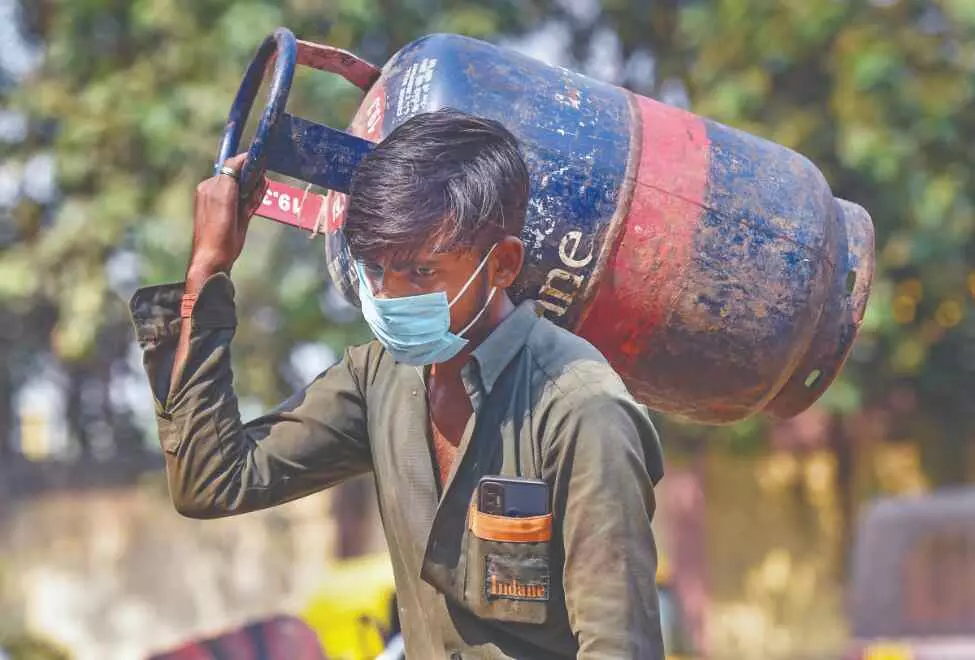 New Delhi: आज से कमर्शियल एलपीजी गैस सिलेंडर देशभर में 41 रुपये सस्ता हुआ New Delhi: आज से कमर्शियल एलपीजी गैस सिलेंडर देशभर में 41 रुपये सस्ता हुआ