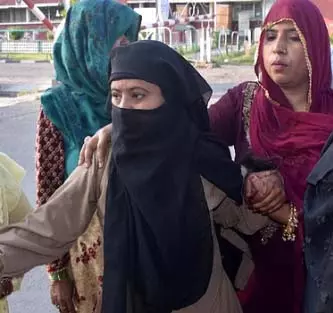 Aligarh News : शक के चलते पत्नी की पिटाई, बच्चों के साथ पति ने पिया जहर Aligarh News : शक के चलते पत्नी की पिटाई, बच्चों के साथ पति ने पिया जहर