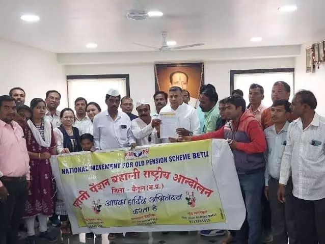 UP : शिक्षक और कर्मचारी मनाएंगे काला दिवस UP : शिक्षक और कर्मचारी मनाएंगे काला दिवस