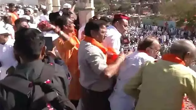Jaipur: ईद की नमाज़ पढ़ रहे मुसलमानों पर हिंदुओं ने बरसाए फूल! वीडियो Jaipur: ईद की नमाज़ पढ़ रहे मुसलमानों पर हिंदुओं ने बरसाए फूल! वीडियो