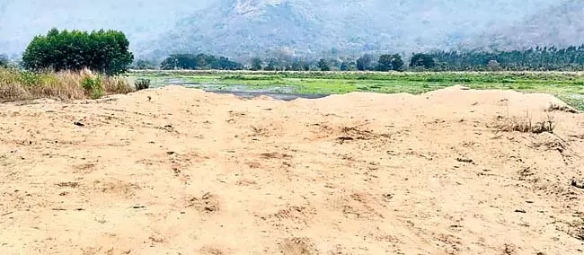 Odisha: रेत में अनियमितता के लिए भारी जुर्माना Odisha: रेत में अनियमितता के लिए भारी जुर्माना