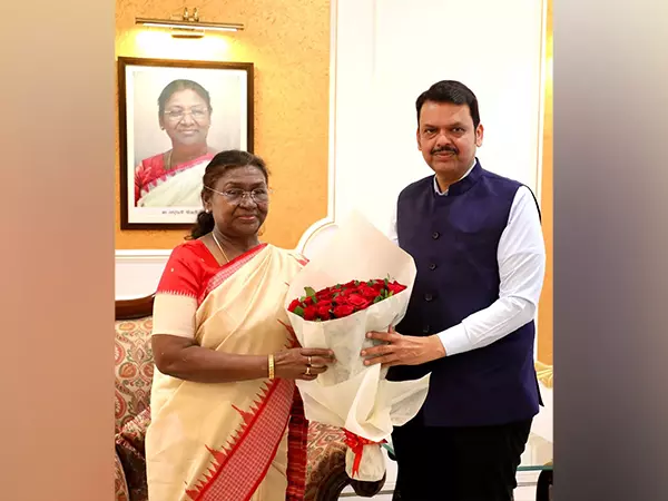 Maharashtra CM ने राजभवन में राष्ट्रपति द्रौपदी मुर्मू से मुलाकात की Maharashtra CM ने राजभवन में राष्ट्रपति द्रौपदी मुर्मू से मुलाकात की