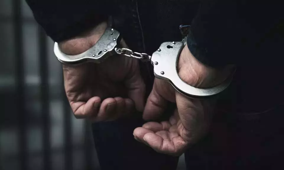 Vizag की महिला से 4 करोड़ रुपये और सोना ऐंठने के आरोप में एक व्यक्ति गिरफ्तार Vizag की महिला से 4 करोड़ रुपये और सोना ऐंठने के आरोप में एक व्यक्ति गिरफ्तार