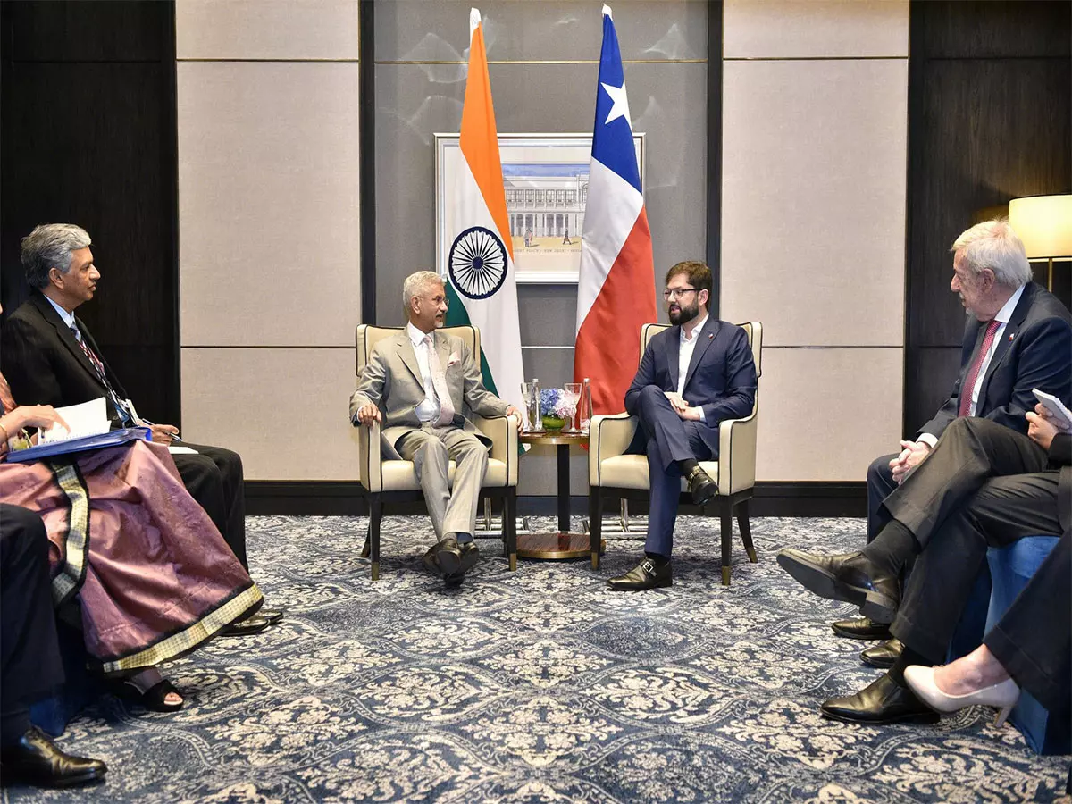 चिली के राष्ट्रपति बोरिक ने Jaishankar से मुलाकात की, राजघाट पर महात्मा गांधी को श्रद्धांजलि दी चिली के राष्ट्रपति बोरिक ने Jaishankar से मुलाकात की, राजघाट पर महात्मा गांधी को श्रद्धांजलि दी