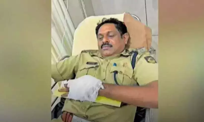 ओट्टापलम में SI और हिरासत में लिए गए युवक पर हमला ओट्टापलम में SI और हिरासत में लिए गए युवक पर हमला