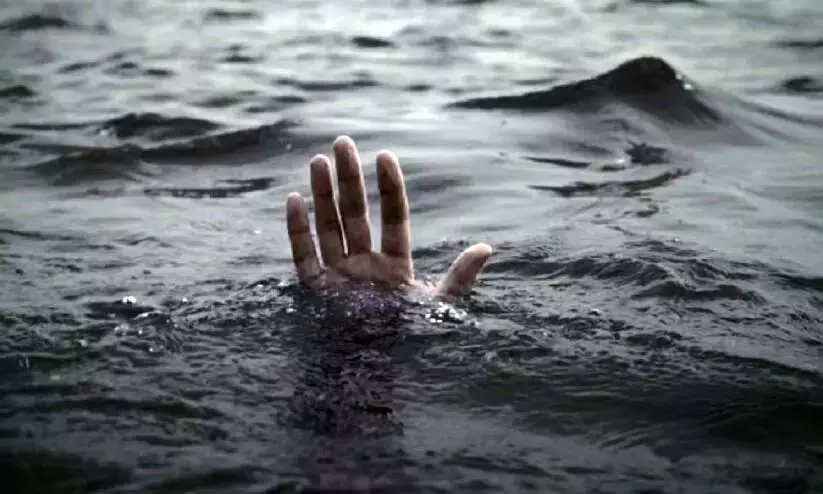 अचनकोविलाट में गिरने से 15 वर्षीय लड़की की मौत; संदेह है कि लड़की ने पानी में छलांग लगाई अचनकोविलाट में गिरने से 15 वर्षीय लड़की की मौत; संदेह है कि लड़की ने पानी में छलांग लगाई