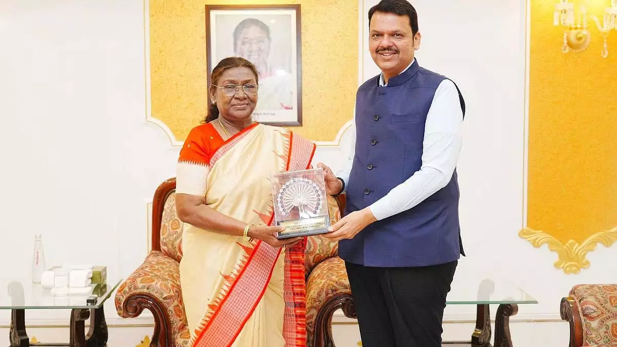 Maharashtra: मुख्यमंत्री फड़नवीस ने राजभवन में राष्ट्रपति द्रौपदी मुर्मू से मुलाकात की Maharashtra: मुख्यमंत्री फड़नवीस ने राजभवन में राष्ट्रपति द्रौपदी मुर्मू से मुलाकात की