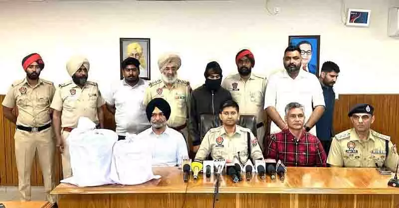 Tarn Taran में 15 किलो हेरोइन जब्त, तस्कर गिरफ्तार Tarn Taran में 15 किलो हेरोइन जब्त, तस्कर गिरफ्तार