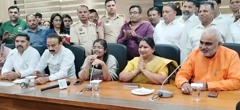 Renu बाला गुप्ता ने करनाल मेयर का कार्यभार संभाला, लोगों को नागरिक मुद्दों के समाधान का आश्वासन दिया Renu बाला गुप्ता ने करनाल मेयर का कार्यभार संभाला, लोगों को नागरिक मुद्दों के समाधान का आश्वासन दिया