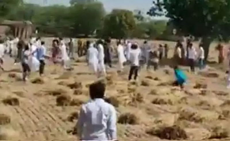 Haryana : ईद की नमाज के बाद नूह में दो गुटों में झड़प, 5 घायल Haryana : ईद की नमाज के बाद नूह में दो गुटों में झड़प, 5 घायल