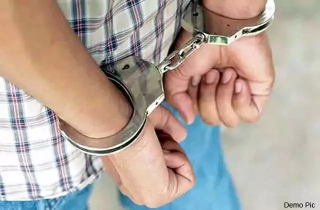 Kullu: पुलिस ने नशा तस्करी के आरोप में एक को गिरफ्तार किया Kullu: पुलिस ने नशा तस्करी के आरोप में एक को गिरफ्तार किया