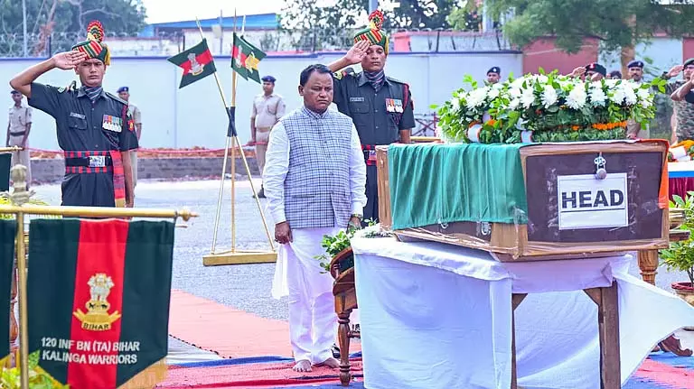 CM मोहन माझी ने शहीद ओडिया सैनिक को पुष्पांजलि अर्पित की CM मोहन माझी ने शहीद ओडिया सैनिक को पुष्पांजलि अर्पित की