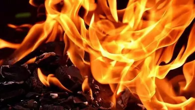 Jammu: बांकी में गुटों के बीच झड़प में दस लोग घायल, घर में आग लगा दी Jammu: बांकी में गुटों के बीच झड़प में दस लोग घायल, घर में आग लगा दी