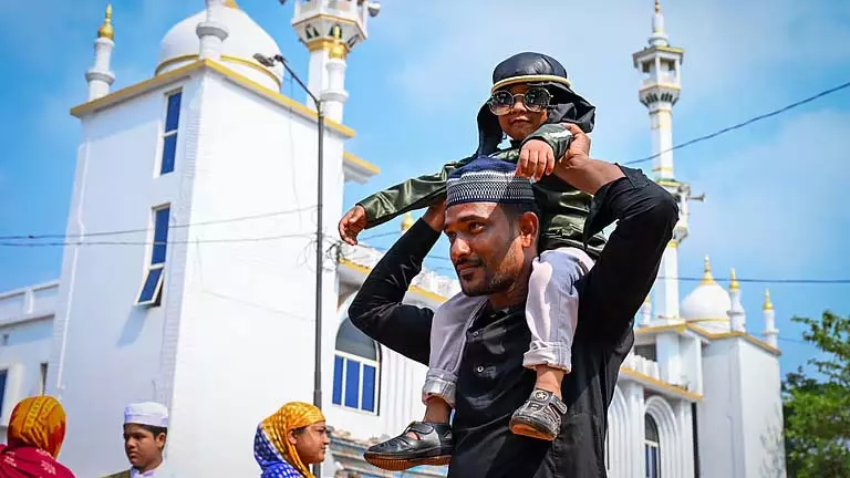 Sambalpur में कड़ी सुरक्षा के बीच मनाई गई ईद Sambalpur में कड़ी सुरक्षा के बीच मनाई गई ईद