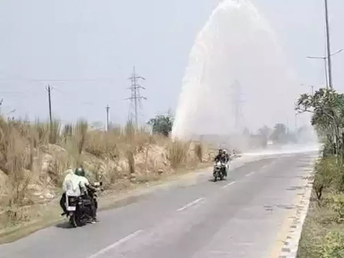 वाटर पाइप फटने से मेन सड़क तक गिर रहा फव्वारा, लोग परेशान वाटर पाइप फटने से मेन सड़क तक गिर रहा फव्वारा, लोग परेशान