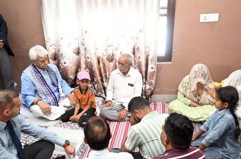 LG ने मारे गए पुलिसकर्मियों के परिवारों से मुलाकात की LG ने मारे गए पुलिसकर्मियों के परिवारों से मुलाकात की