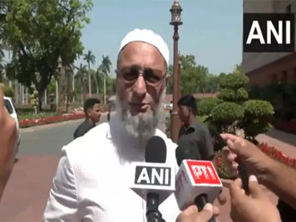 वक्फ संशोधन विधेयक असंवैधानिक है; अनुच्छेद 14, 25, 26 और 29 का गंभीर उल्लंघन है: Owaisi वक्फ संशोधन विधेयक असंवैधानिक है; अनुच्छेद 14, 25, 26 और 29 का गंभीर उल्लंघन है: Owaisi