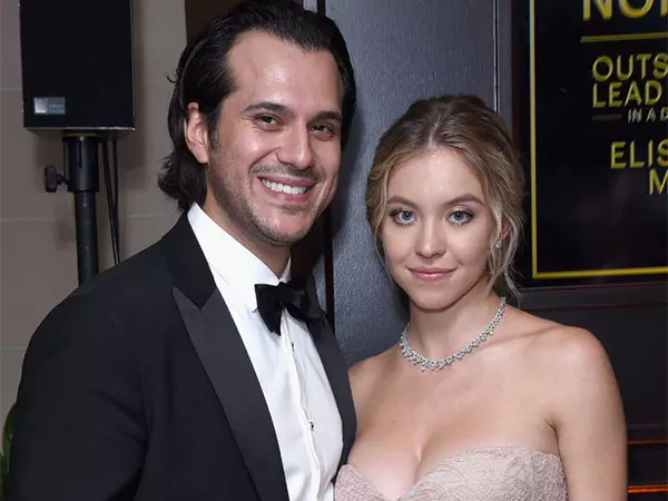 Sydney Sweeney और मंगेतर जोनाथन डेविनो ने 7 साल के रिश्ते के बाद सगाई तोड़ दी Sydney Sweeney और मंगेतर जोनाथन डेविनो ने 7 साल के रिश्ते के बाद सगाई तोड़ दी