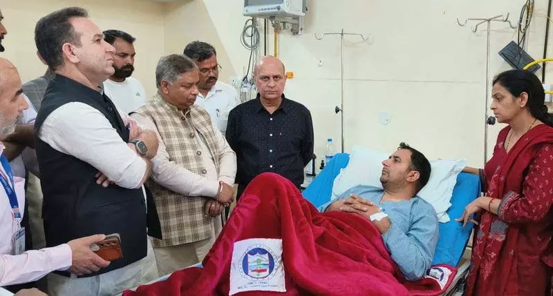 Jammu: भाजपा नेता ने शहीद पुलिसकर्मी के परिवार को सहायता का वादा किया Jammu: भाजपा नेता ने शहीद पुलिसकर्मी के परिवार को सहायता का वादा किया