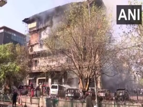 Delhi में झंडेवालान की अनारकली बिल्डिंग, डीडीए शॉपिंग कॉम्प्लेक्स में लगी आग Delhi में झंडेवालान की अनारकली बिल्डिंग, डीडीए शॉपिंग कॉम्प्लेक्स में लगी आग