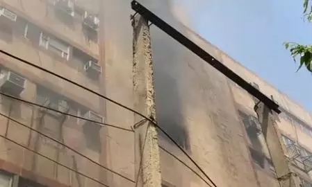 Noida: सेक्टर-18 मार्केट स्थित कृष्णा अपरा बिल्डिंग में लगी आग Noida: सेक्टर-18 मार्केट स्थित कृष्णा अपरा बिल्डिंग में लगी आग
