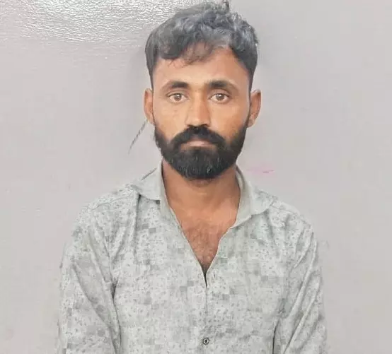 रायपुर पुलिस ने फरार आरोपी को गुजरात में पकड़ा रायपुर पुलिस ने फरार आरोपी को गुजरात में पकड़ा