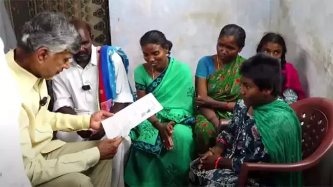 CM Chandrababu : लाभार्थियों के घर जाकर पेंशन सौंपी CM Chandrababu : लाभार्थियों के घर जाकर पेंशन सौंपी