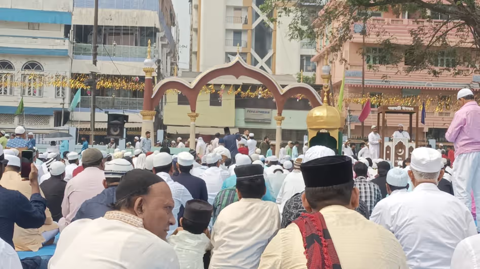 Assam : ईद-उल-फितर पर जगमगा उठा गुवाहाटी भक्ति, खुशी और एकजुटता का नजारा Assam : ईद-उल-फितर पर जगमगा उठा गुवाहाटी भक्ति, खुशी और एकजुटता का नजारा