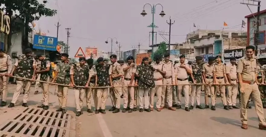 पुलिसकर्मी को सस्पेंड करने पर ही भीम आर्मी ने बंद किया प्रदर्शन पुलिसकर्मी को सस्पेंड करने पर ही भीम आर्मी ने बंद किया प्रदर्शन