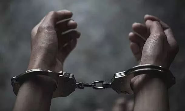 Guwahati : कई महिलाओं से 50 लाख रुपये लूटने वाला जालसाज गिरफ्तार Guwahati : कई महिलाओं से 50 लाख रुपये लूटने वाला जालसाज गिरफ्तार