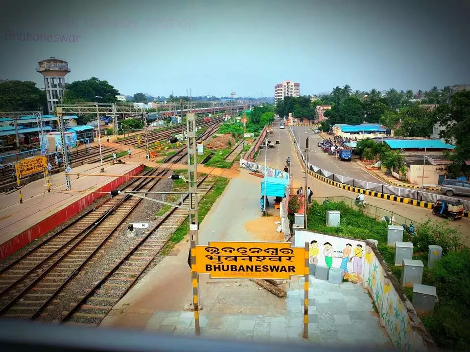 Bhubaneswar : रेलवे स्टेशन पर स्वच्छता मानदंडों का उल्लंघन करने पर 581 लोगों पर जुर्माना लगाया गया Bhubaneswar : रेलवे स्टेशन पर स्वच्छता मानदंडों का उल्लंघन करने पर 581 लोगों पर जुर्माना लगाया गया