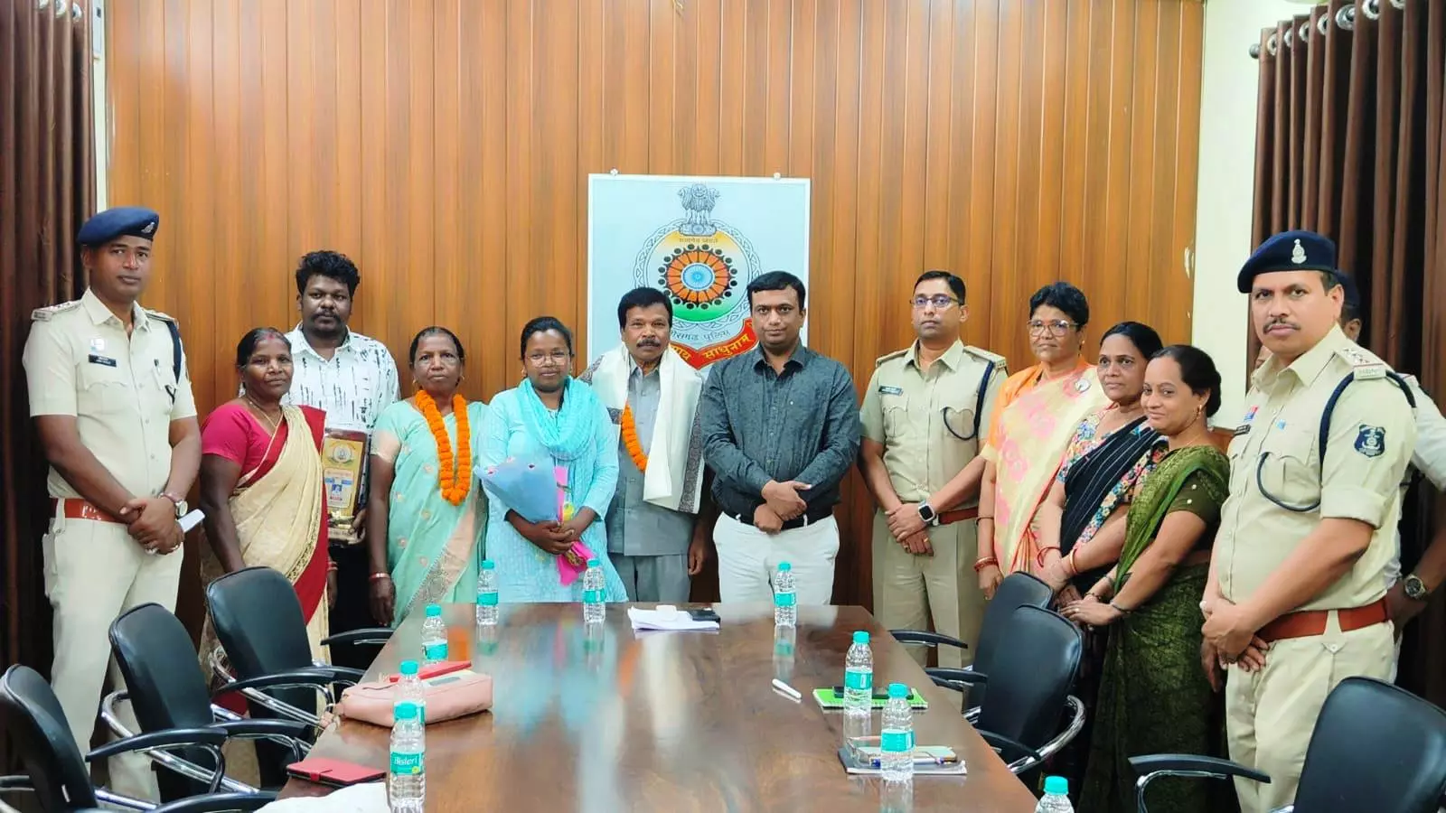 प्रधान आरक्षक राजेंद्र बेक को पुलिस कार्यालय में दी गई ससम्मान विदाई प्रधान आरक्षक राजेंद्र बेक को पुलिस कार्यालय में दी गई ससम्मान विदाई