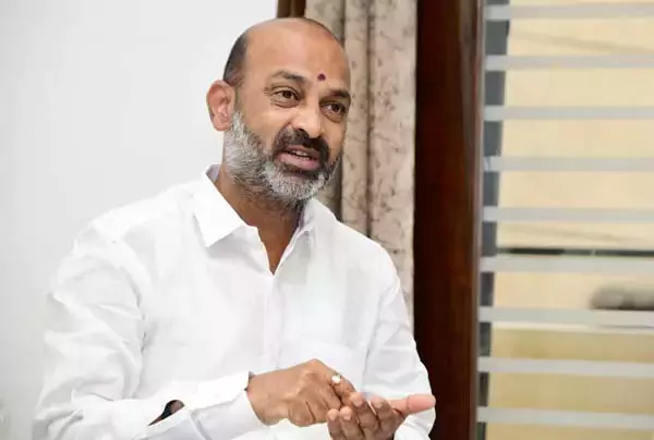 उन ज़मीनों को बेचकर करोड़ों रुपए कमाने की चाहत रखना एक बुरी सोच है: Bandi Sanjay उन ज़मीनों को बेचकर करोड़ों रुपए कमाने की चाहत रखना एक बुरी सोच है: Bandi Sanjay