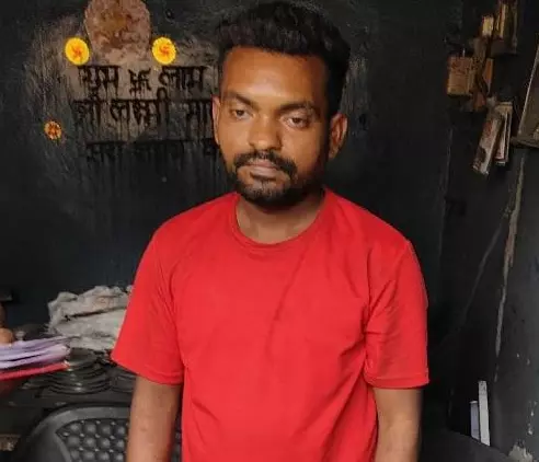 ग्राईन्डर की दुकान में खमतराई पुलिस ने मारी रेड, नशीली सिरप जब्त ग्राईन्डर की दुकान में खमतराई पुलिस ने मारी रेड, नशीली सिरप जब्त