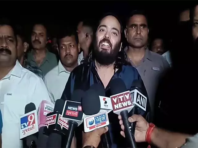 अंबानी के बेटे को 5वें दिन भी Z-सेक्शन सुरक्षा में रखा गया अंबानी के बेटे को 5वें दिन भी Z-सेक्शन सुरक्षा में रखा गया