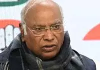 New Delhi: खरगे ने केंद्र से तुरंत जनगणना और जाति जनगणना शुरू करने की अपील की New Delhi: खरगे ने केंद्र से तुरंत जनगणना और जाति जनगणना शुरू करने की अपील की