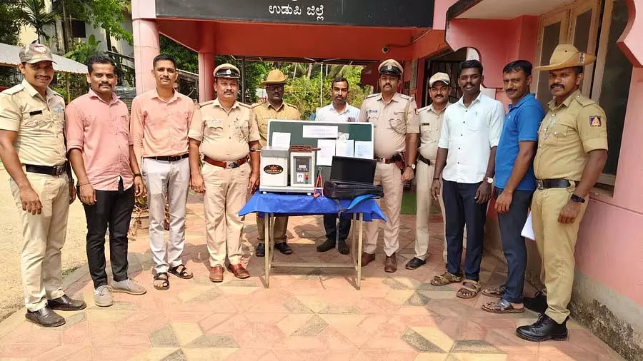 Udupi में घर चोरी मामले में तीन लोग गिरफ्तार, 3 लाख रुपये का कीमती सामान बरामद Udupi में घर चोरी मामले में तीन लोग गिरफ्तार, 3 लाख रुपये का कीमती सामान बरामद